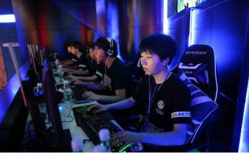 游戲鍵盤中歐姆龍開關為英雄聯(lián)盟總決賽喝彩